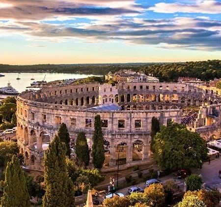 Central Apartments Pula Exterior foto